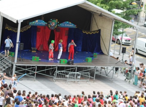 Atzo primeran pasatu zuten haurrek Poxpolo eta konpainiarekin