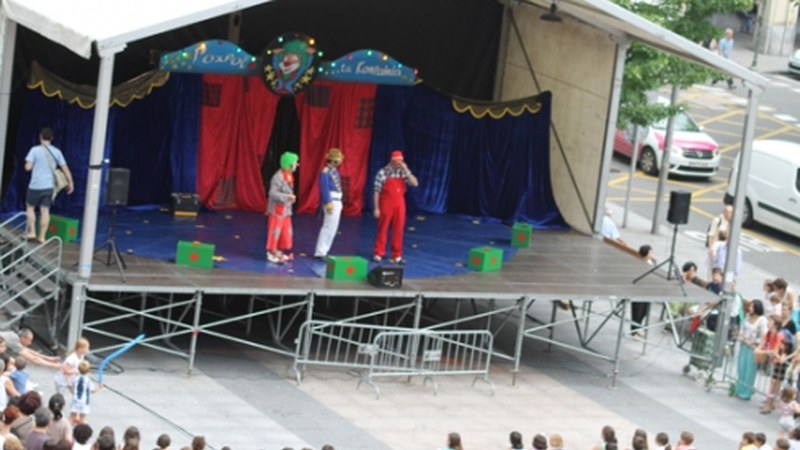 Atzo primeran pasatu zuten haurrek Poxpolo eta konpainiarekin