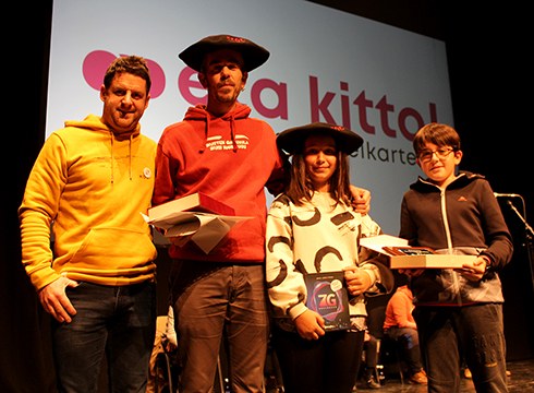 Atzoko bertso jaialdian banatu ziren San Andres Bertso Paper lehiaketako sariak Coliseo antzokian