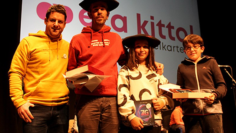 Atzoko bertso jaialdian banatu ziren San Andres Bertso Paper lehiaketako sariak Coliseo antzokian