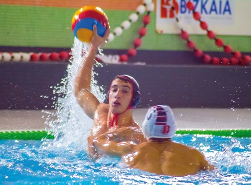 Aurpegia eta gurutzea Urbateko waterpolo taldeentzat azken asteburuan