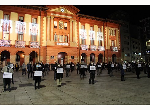 Aurreko asteko elkarretaratzean gertatutakoaren harira elkartasun agerraldia egin da gaur Untzagan
