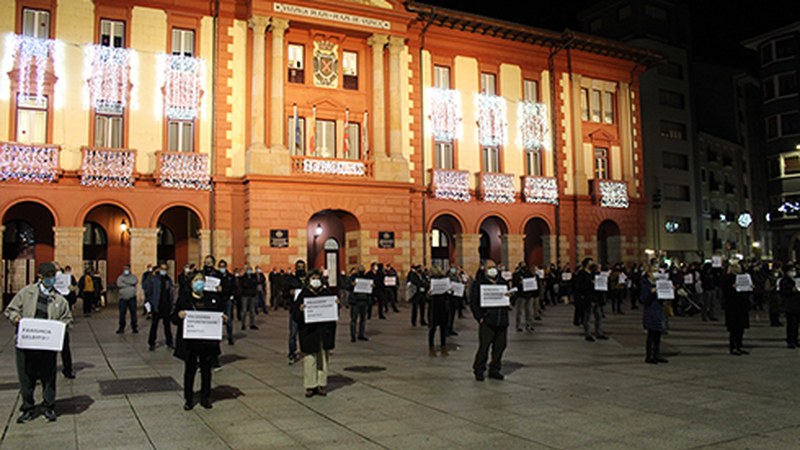 Aurreko asteko elkarretaratzean gertatutakoaren harira elkartasun agerraldia egin da gaur Untzagan