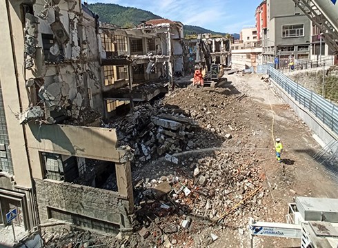 Aurrera doaz El Casco eraikina eraisteko lanak