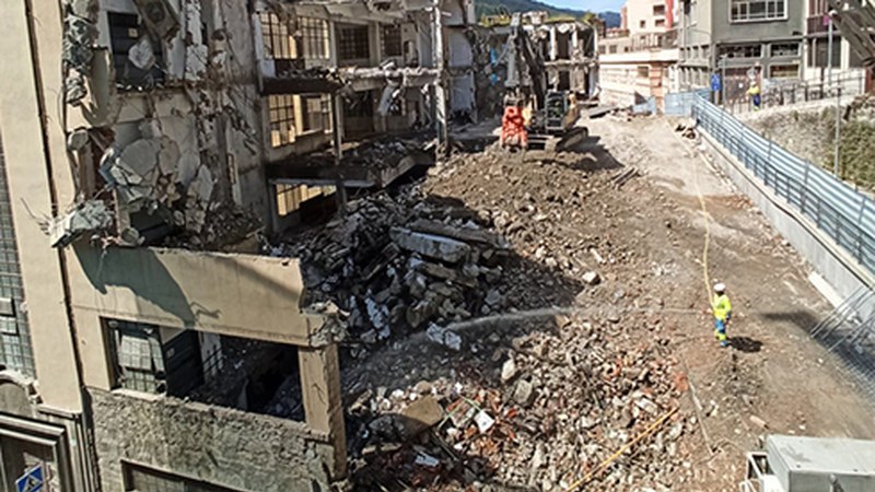 Aurrera doaz El Casco eraikina eraisteko lanak