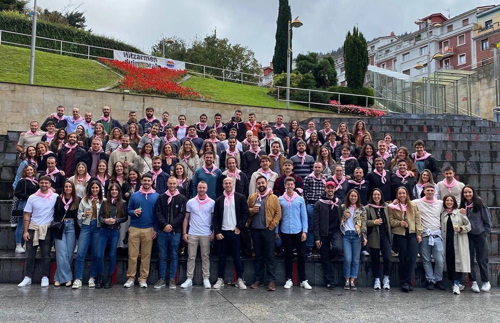 Aurten 30 urte egin dituzten eibartarrek txaranga eta guzti ospatu dute beraien "kinto" jaia