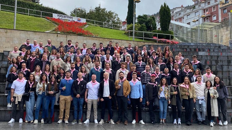 Aurten 30 urte egin dituzten eibartarrek txaranga eta guzti ospatu dute beraien "kinto" jaia