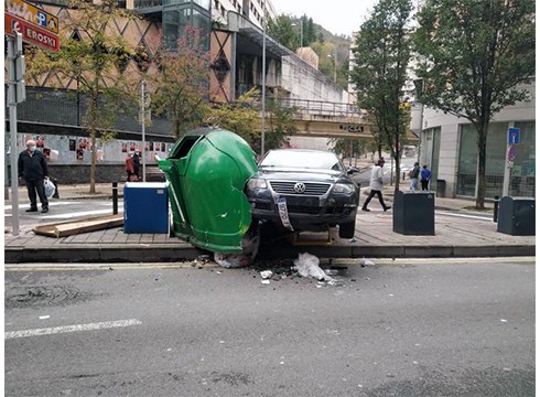 Auto batek istripua izan du San Juan kaleko kontenedore baten kontra