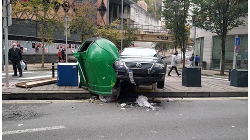 Auto batek istripua izan du San Juan kaleko kontenedore baten kontra