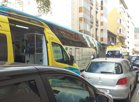 Auto ilara luzea sortu da gaur eguerdian Eibarren, anbulantziak gaixo bat atenditzera joan direnean