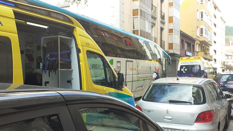 Auto ilara luzea sortu da gaur eguerdian Eibarren, anbulantziak gaixo bat atenditzera joan direnean