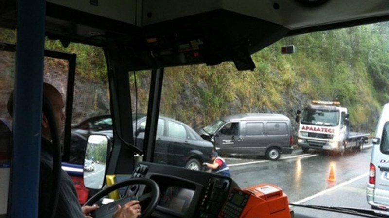 Auto istripua gertatu da Apalategi inguruan