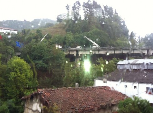 Autobidea Bilborako norantzan itxita dago, kamioi batek artaziarena egin duelako