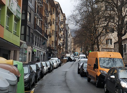 Autobus batek matxura izan du eta trafikoa itxi dute Untzagan