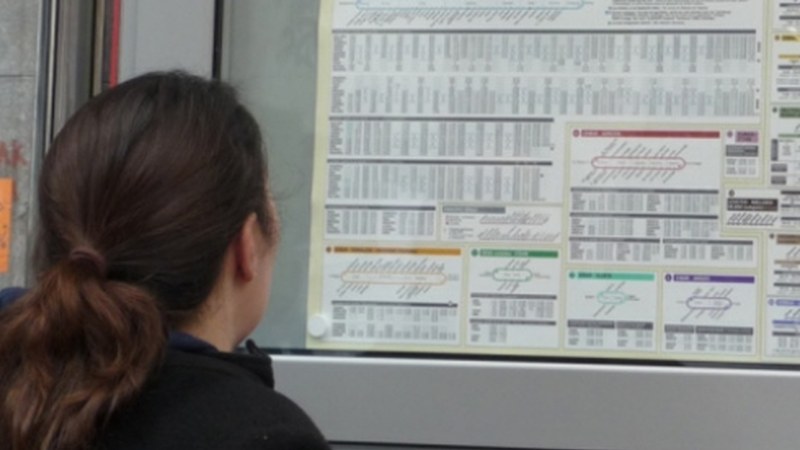 Autobus-linea eta ordutegi eguneratuak ipiniko dituzte markesinetan