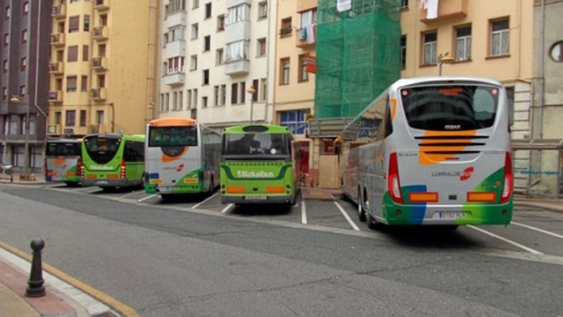 Autobusek neguko ordutegiari heldu diote