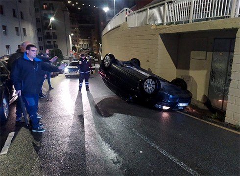 Automobil bat guztiz irauli da Sostoatarren kalean