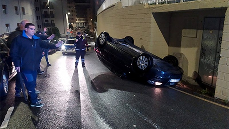 Automobil bat guztiz irauli da Sostoatarren kalean