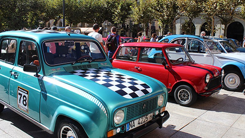Automobil klasikoak erakutsi zituzten atzo goizean Untzagan
