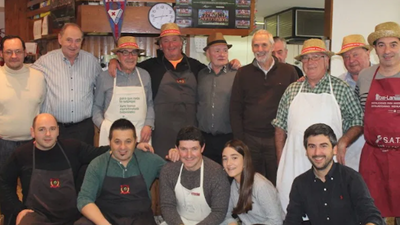 Auzokoak-Gureak elkartekoen bazkaria (argazkia)