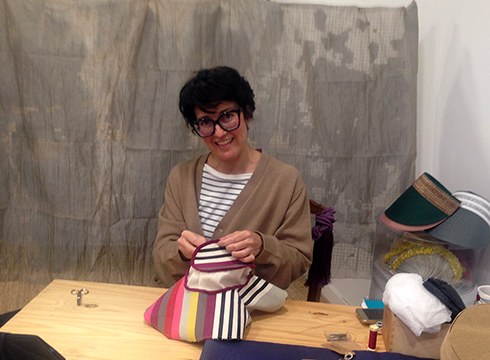 Avelina Rojas, kapelagilea: “Burura etortzen zaizkidan ideiei jarraitzen diet kapelak sortzeko”