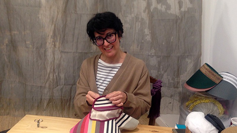 Avelina Rojas, kapelagilea: “Burura etortzen zaizkidan ideiei jarraitzen diet kapelak sortzeko”