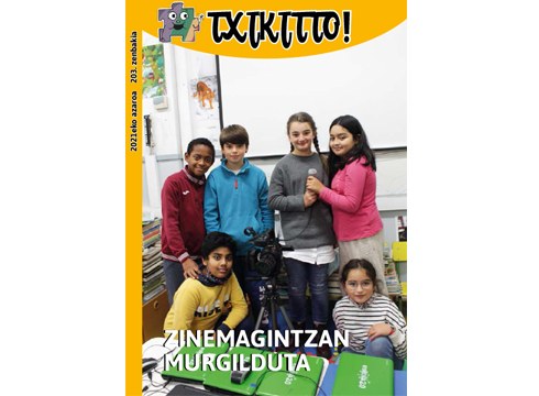 Azaroko Txikitto aldizkaria banatzen dihardute herriko ikastetxeean