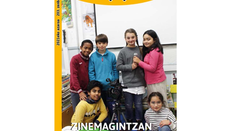 Azaroko Txikitto aldizkaria banatzen dihardute herriko ikastetxeean