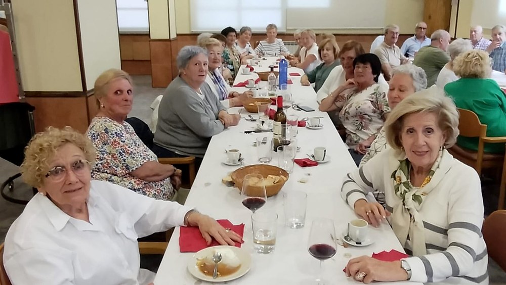 Azitainen katekista aritutako lagunak elkarrekin bazkaltzen egon dira