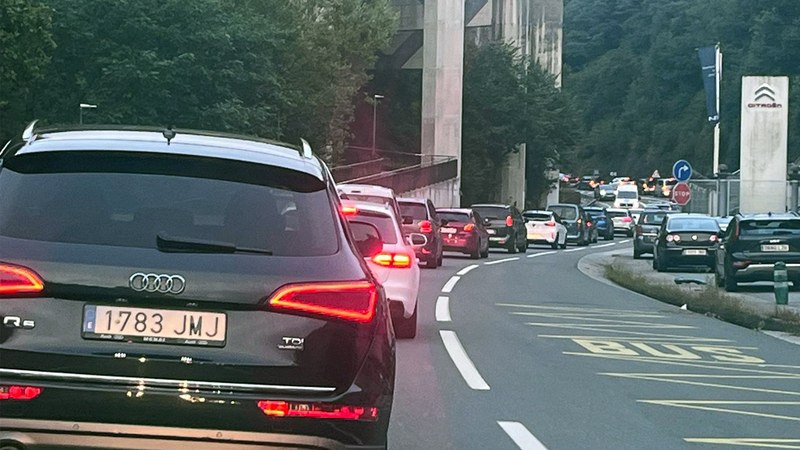 Azitaingo biribilgunean kamioi batek matxura izan du eta auto-ilarak daude