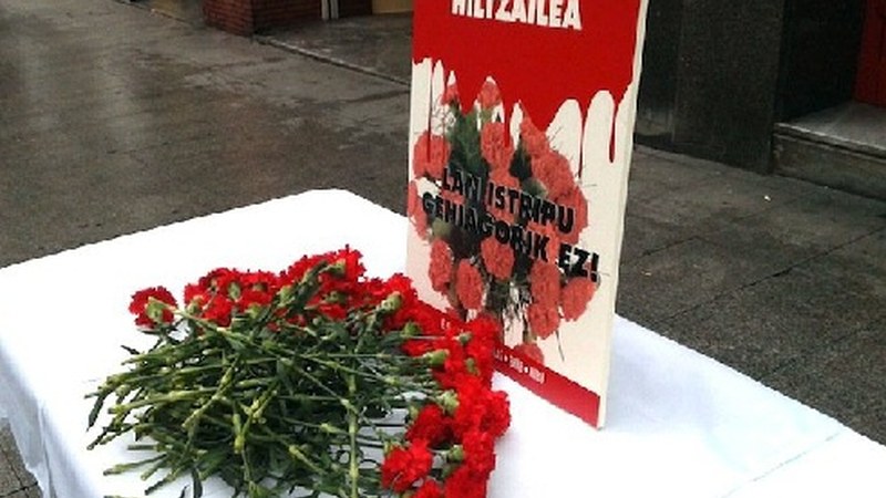 Azitaingo pabilioi bateko teilatutik behera erori den behargina hil egin da