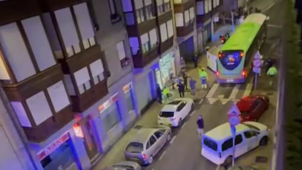 AZKEN ORDUKOA | Andra bat hil da, autobus batek harrapatuta