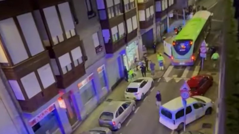 AZKEN ORDUKOA | Andra bat hil da, autobus batek harrapatuta