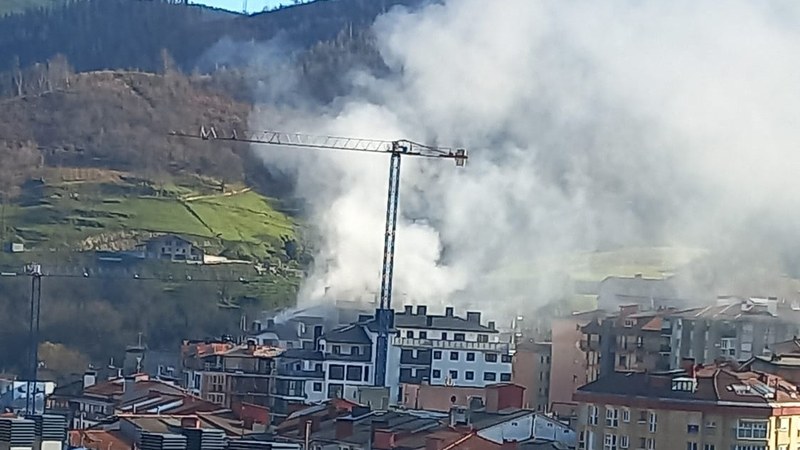 Sua piztu da Errekatxu Berriko etxe batean eta suhiltzaileak hori amatatzeko lanean ari dira