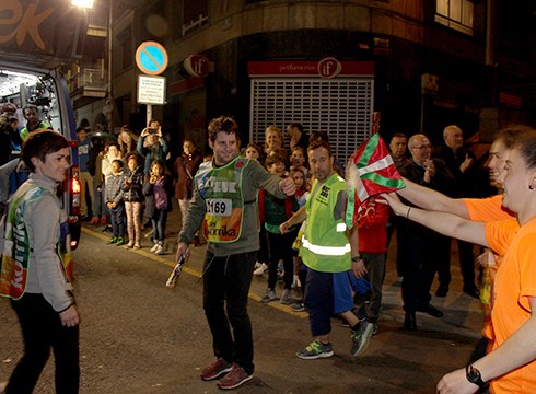 Azkenaldiko Korrikarik jendetsuenak zeharkatu ditu Eibarko kaleak barixaku gauean