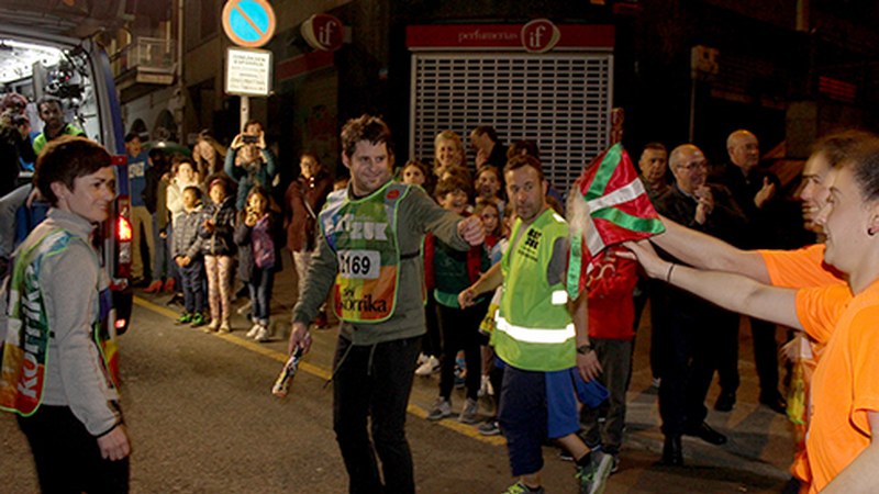 Azkenaldiko Korrikarik jendetsuenak zeharkatu ditu Eibarko kaleak barixaku gauean