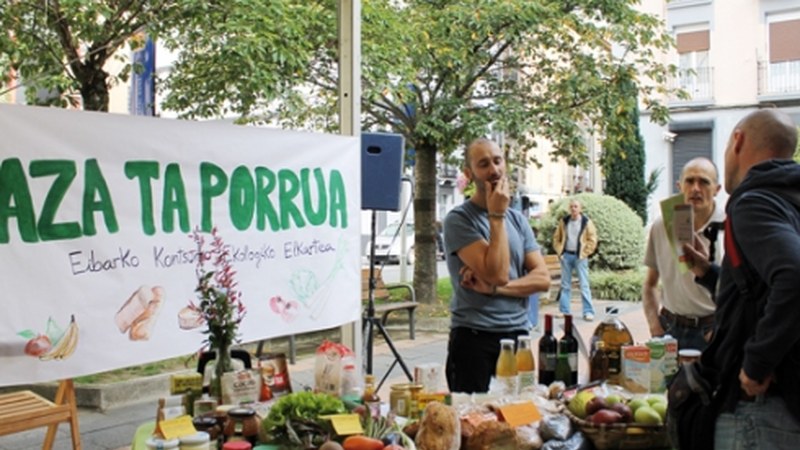 Azoka ekologikoa zapatu goizean Urkizun