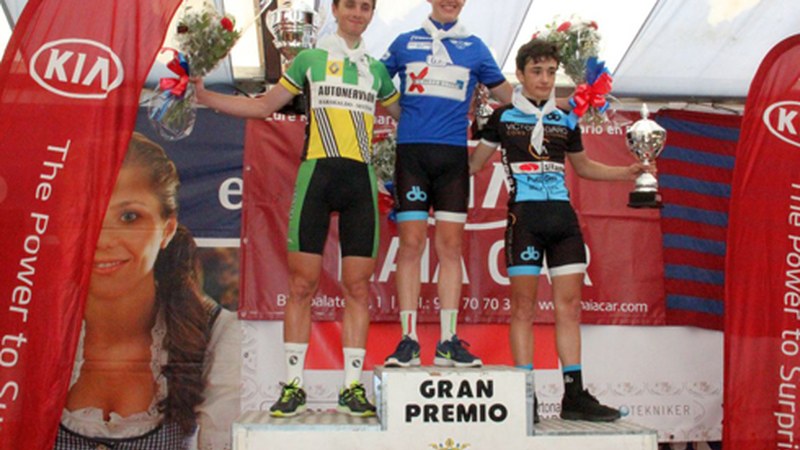 Azparren junior mailako Euskadiko txapeldun San Juan Sari Nagusia irabazita