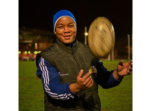 Babalwa Latsha, errugbilaria: “Garrantzitsua da bide bat irekitzea, atzetik datozenek bide hori jarraitu ahal izateko”