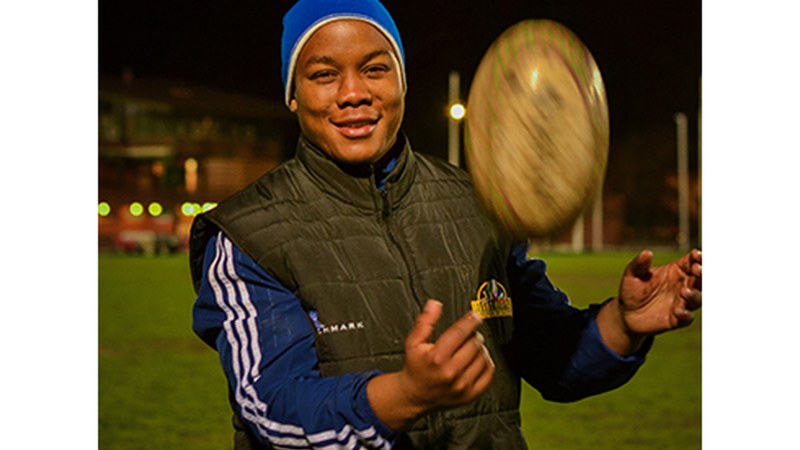 Babalwa Latsha, errugbilaria: “Garrantzitsua da bide bat irekitzea, atzetik datozenek bide hori jarraitu ahal izateko”