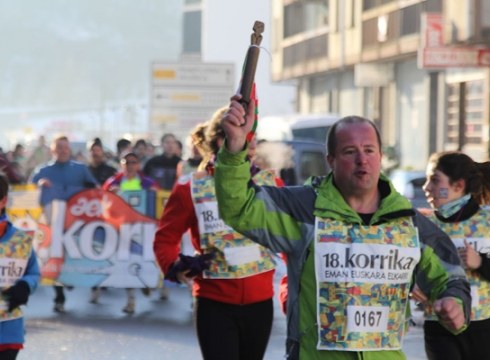 Badator Korrika 18, eskurik esku euskeria alkarri emonda