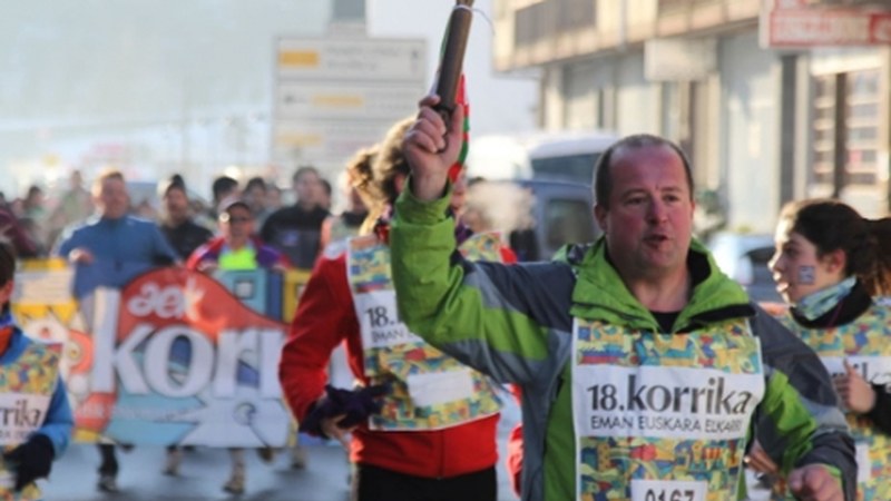 Badator Korrika 18, eskurik esku euskeria alkarri emonda