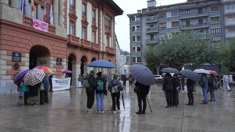Baionako erailketa matxista salatzeko elkarretaratzea egin dute Untzagan