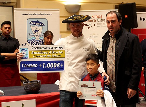 Pintxo onenaren saria Iruñako "El Merca’o" tabernak eskuratu zuen atzo, Bacalaos Alkorta Eibarko Hiria Pintxo Txapelketan