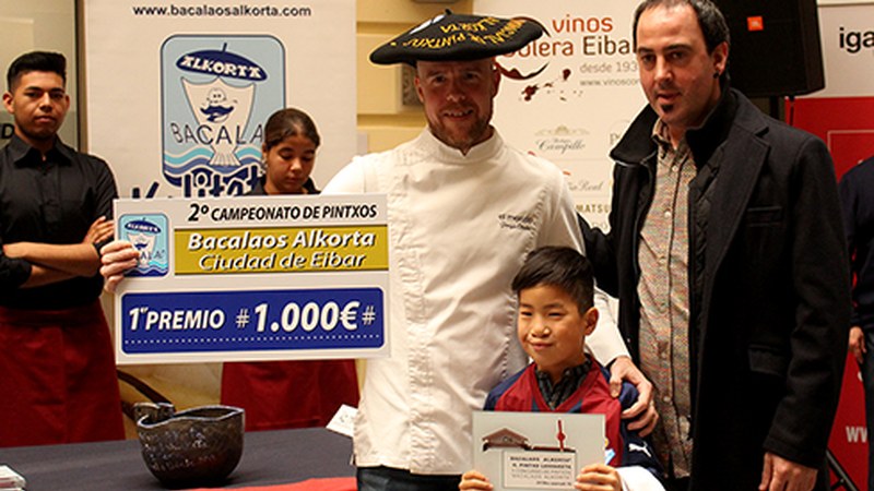 Pintxo onenaren saria Iruñako "El Merca’o" tabernak eskuratu zuen atzo, Bacalaos Alkorta Eibarko Hiria Pintxo Txapelketan