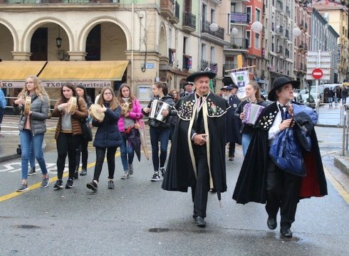 Bakailao txapelketak eta Eibarko Bakillauaren Kofradixaren batzarrak girotuko dute domeka goiza