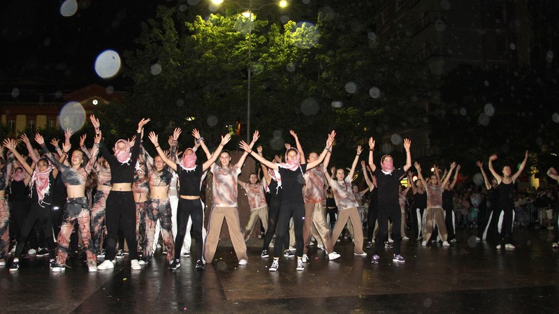 Bakearen aldeko sua eta dantzak San Juan bezperan