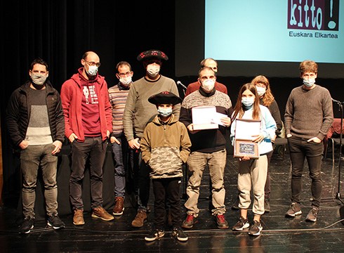 [BIDEOA] Banatu dituzte San Andres Bertso Paper lehiaketako sariak, atzo Coliseoan egindako jaialdian