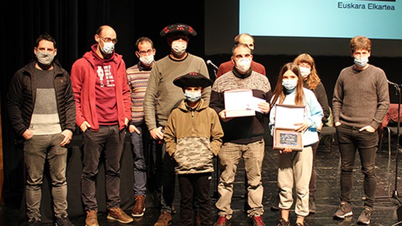 [BIDEOA] Banatu dituzte San Andres Bertso Paper lehiaketako sariak, atzo Coliseoan egindako jaialdian