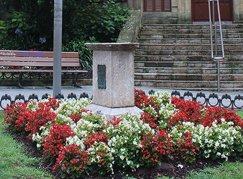 Bandalismoaren eraginez hondatuta zegoen Toribio Etxebarriaren bustoa garbitzera eraman dute